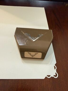 Stampin Up Corner Scallop Paper Punch in Taupe